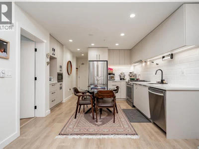 112-3038 St. George Street - 3