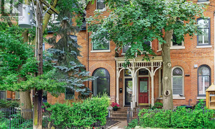 347-1/2 Wellesley Street E