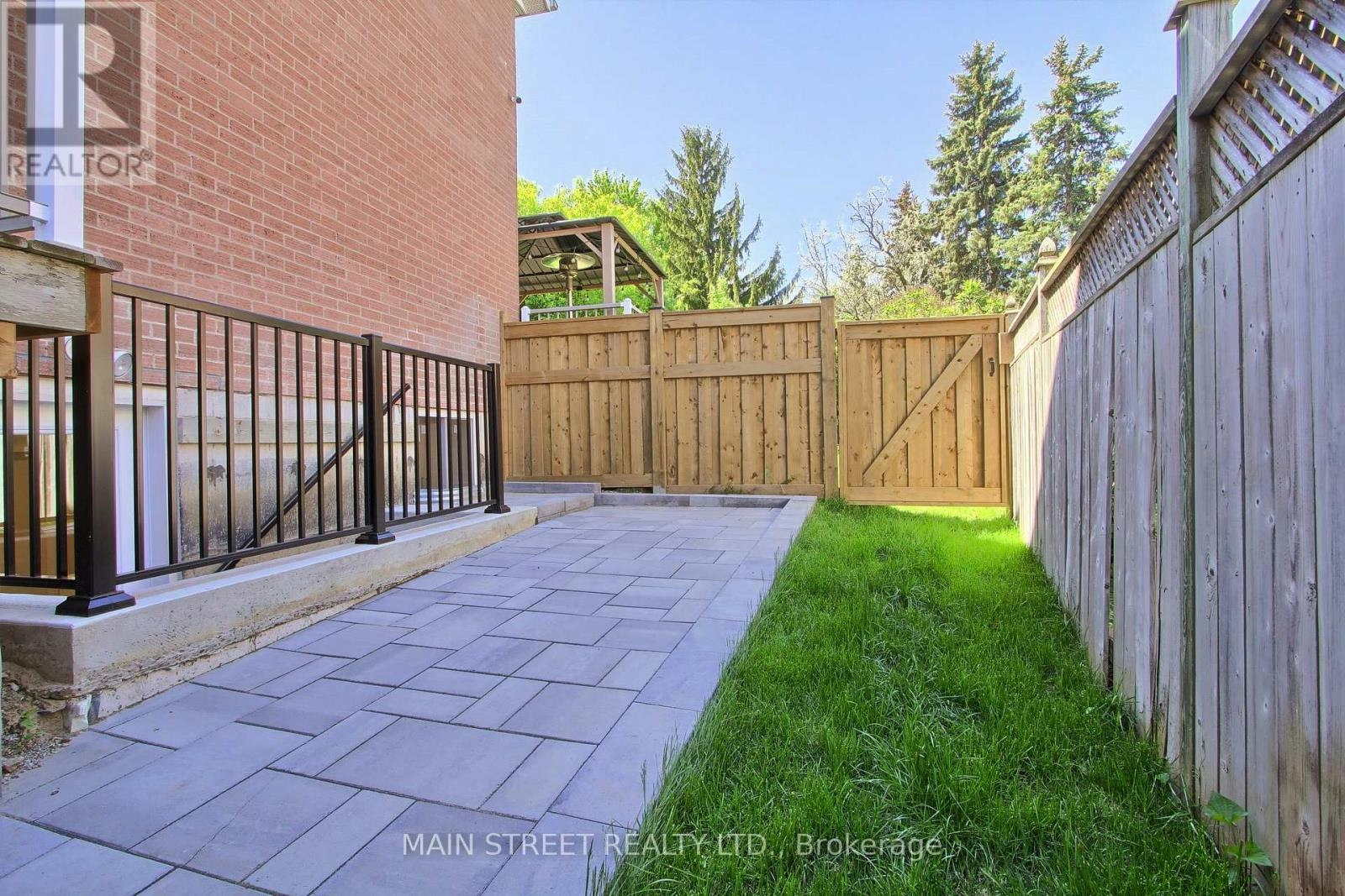 B-4 Carrington Place, Bradford West Gwillimbury, ON, L3Z 2V3 - 3