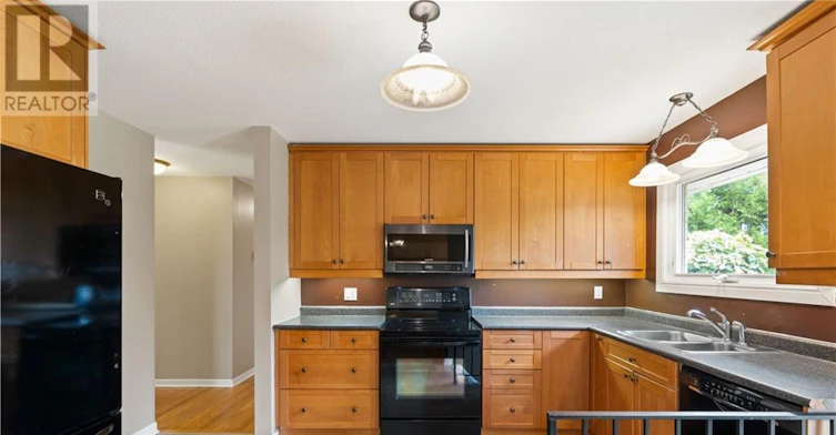 12 Oakwood Avenue, Ottawa, ON, K2E 6A5 - 9