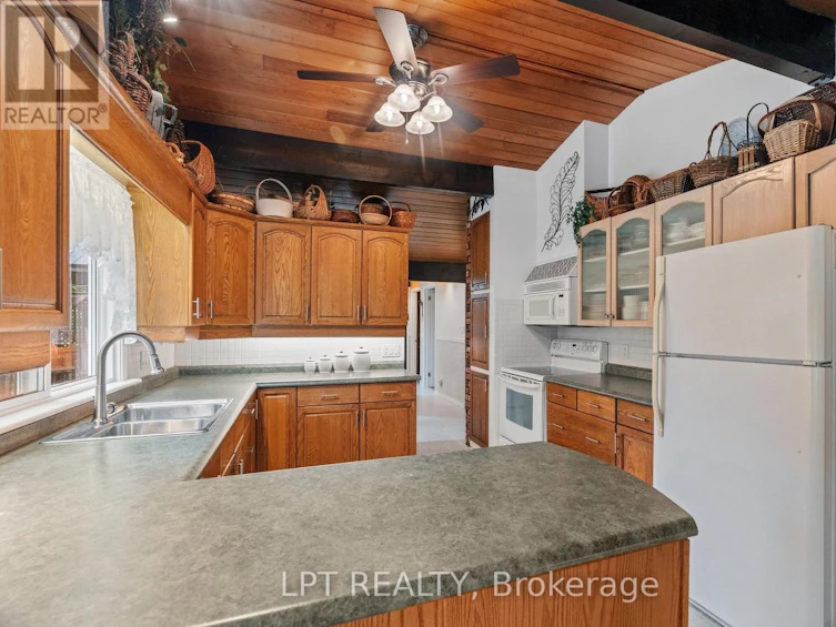 8452 Defore Drive, Lambton Shores, ON, N0M 1T0 - 12