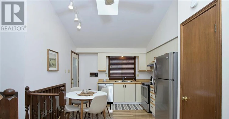 15 Wyndham Crescent, London, ON, N5Y 5G2 - 4