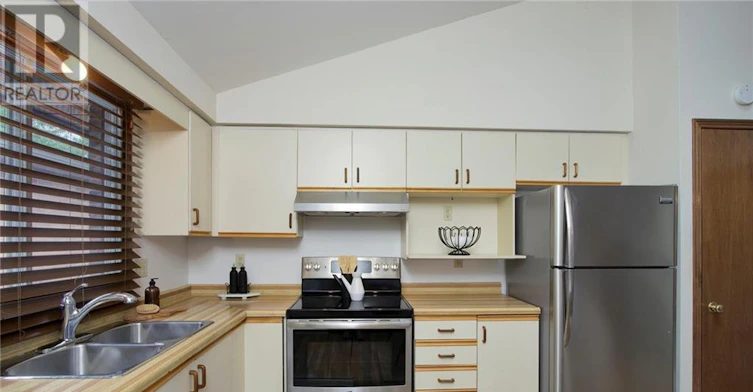 15 Wyndham Crescent, London, ON, N5Y 5G2 - 7