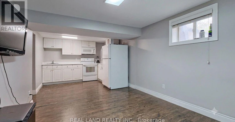 26 Glamis Avenue, Toronto, ON, M6N 4H6 - 4