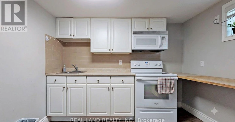 26 Glamis Avenue, Toronto, ON, M6N 4H6 - 6