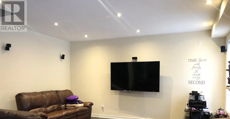 11 Mowder Drive, Aurora, ON, L4G 7C4 - 11