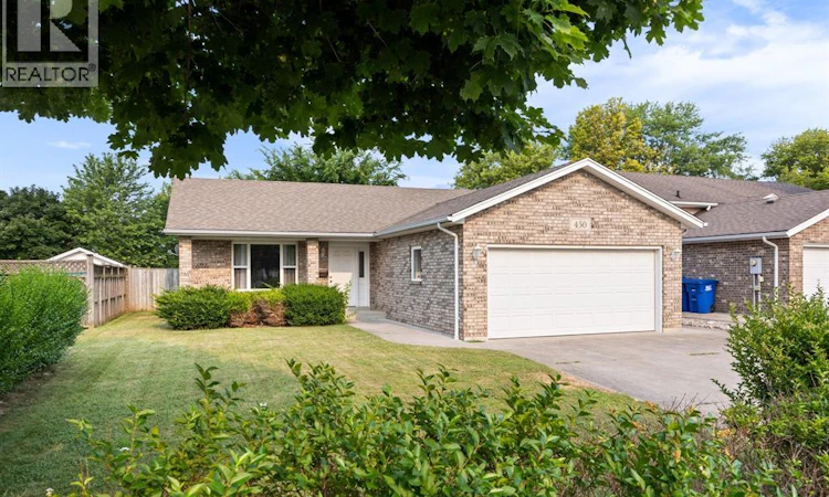 450 Thorn Ridge Crescent