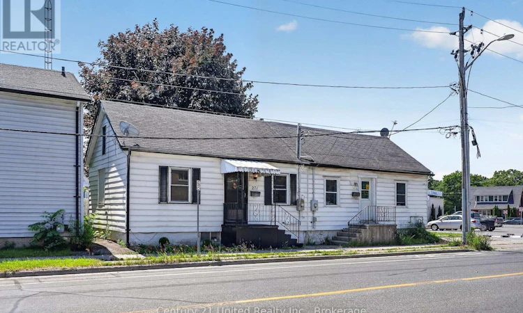 271 University Avenue W