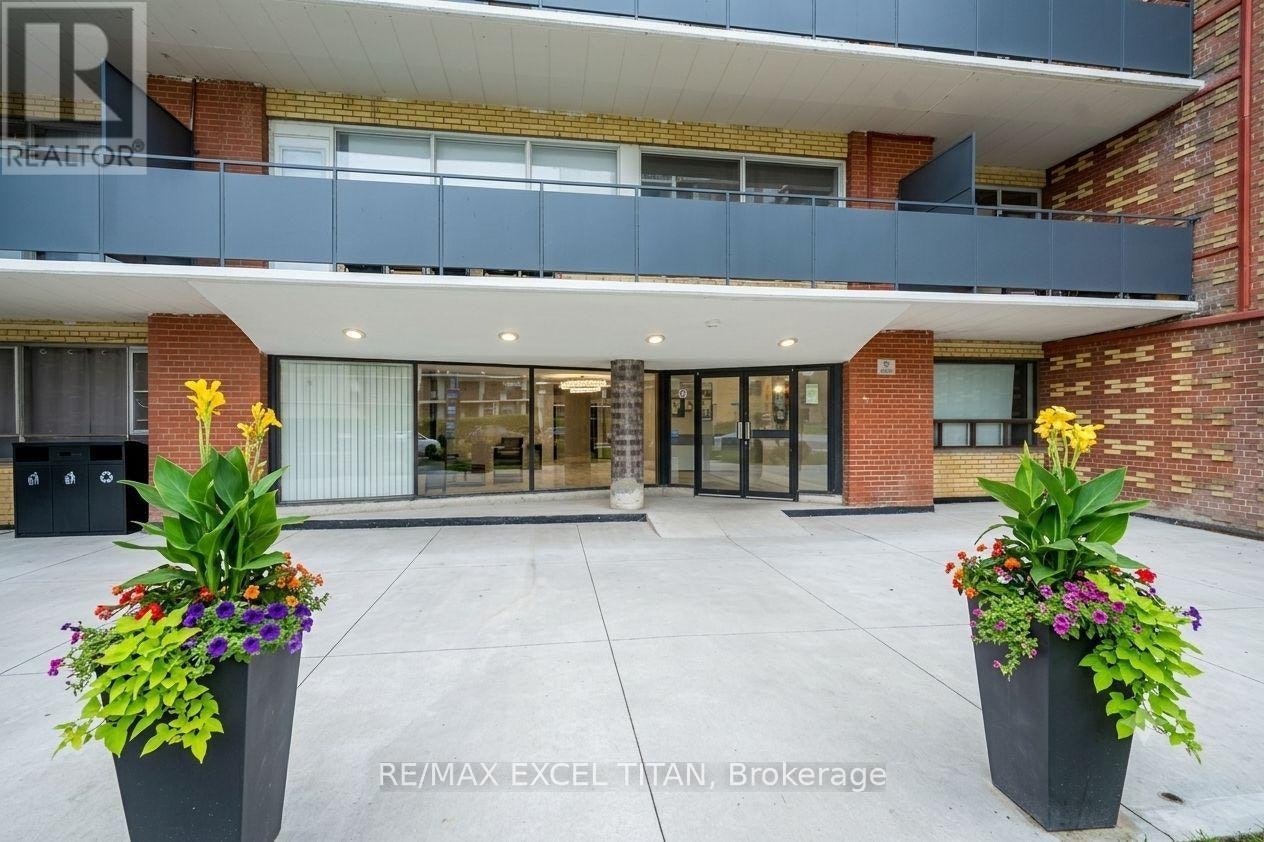 301-165 Cosburn Avenue, Toronto, ON, M4J 2L3 - 7