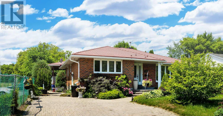 924 Rex Avenue, Ottawa, ON, K2A 2P7 - 2