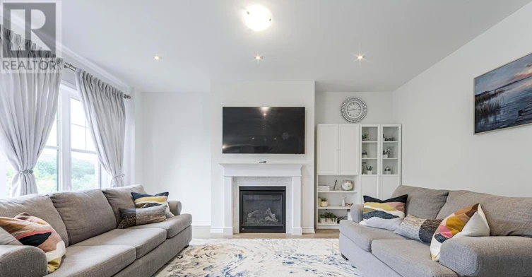 MAIN-33 Bremner Street, Whitby, ON, L1R 1W5 - 10