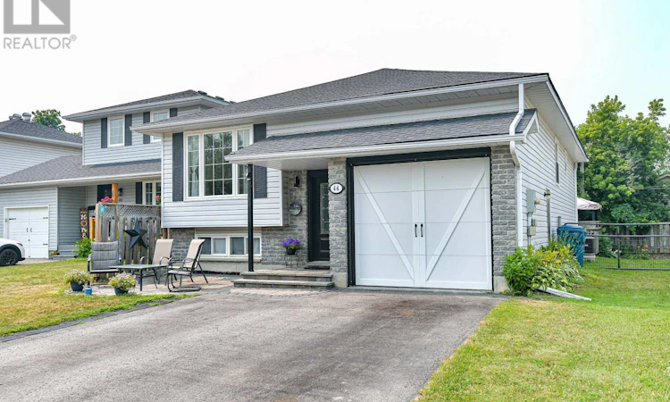 44 Courtney Crescent W