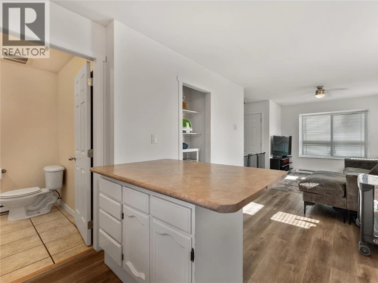 691-693 Okanagan Boulevard, Kelowna, BC, V1Y 7L2 - 29