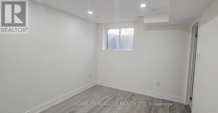 5911 Saigon Street, Mississauga, ON, L5V 0E9 - 8