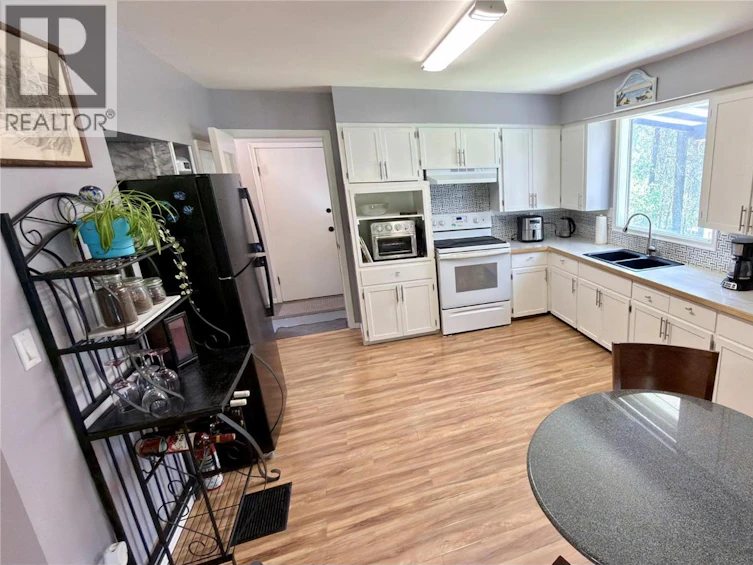 656 Strathmore Avenue, Greenwood, BC, V0H 1J0 - 6
