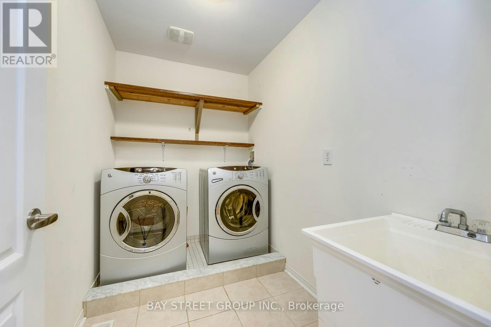 2413 Whistling Springs Crescent, Oakville, ON, L6M 0C3 - 32