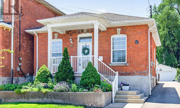 156 Simcoe Street E