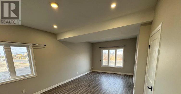 1 UPPER-8196 Mcleod Road, Niagara Falls, ON, L2H 3T6 - 2