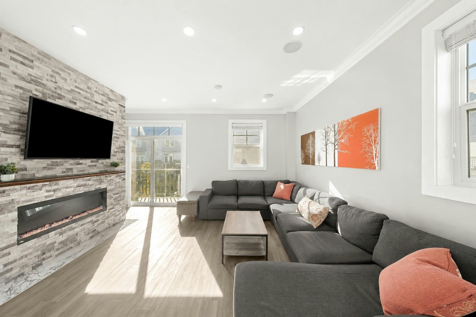 8-7056 192 Street - 3