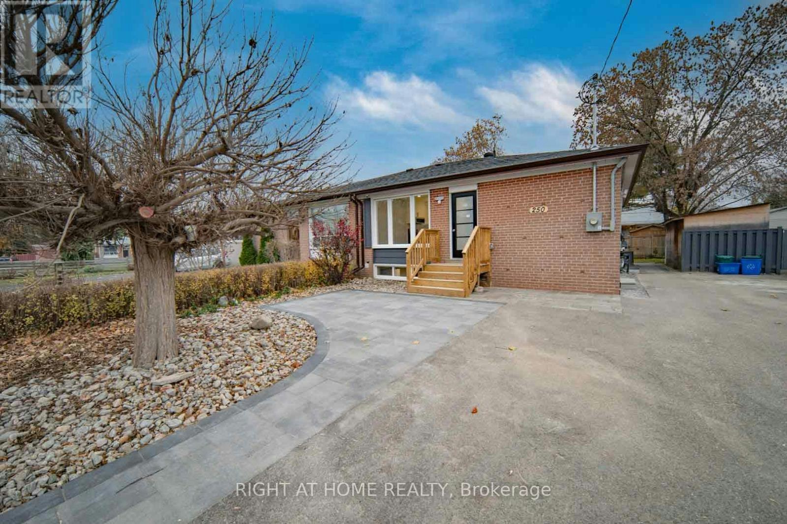 MAIN-250 Beechy Drive, Richmond Hill, ON, L4C 2X7