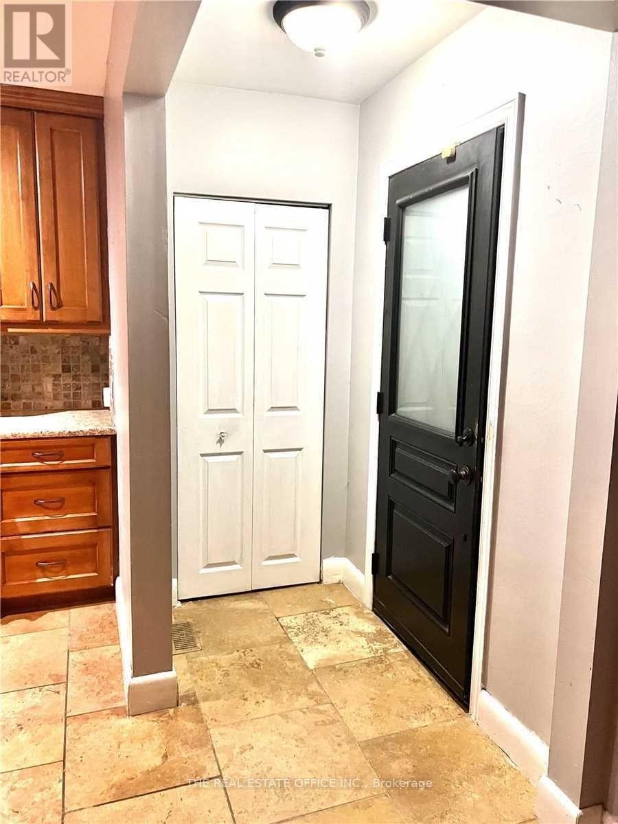 UPPER-44 Dallas Road, Toronto, ON, M2R 2J6 - 2