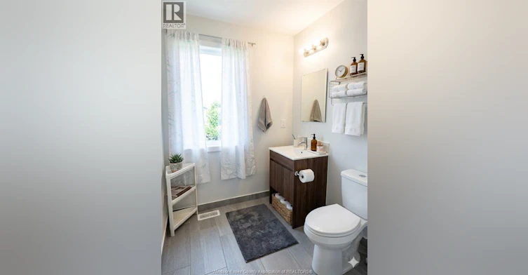 521 Campbell Avenue, Windsor, ON, N9B 2H5 - 3