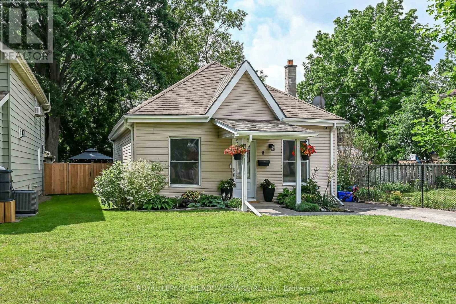 11 Stirton Avenue, Brantford, ON, N3T 1E2