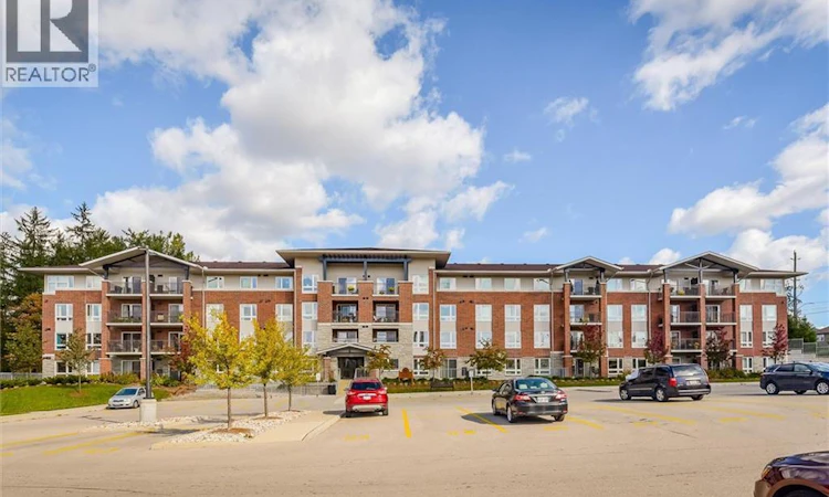 302-645 St David Street S