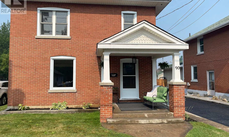 90 Byron Street