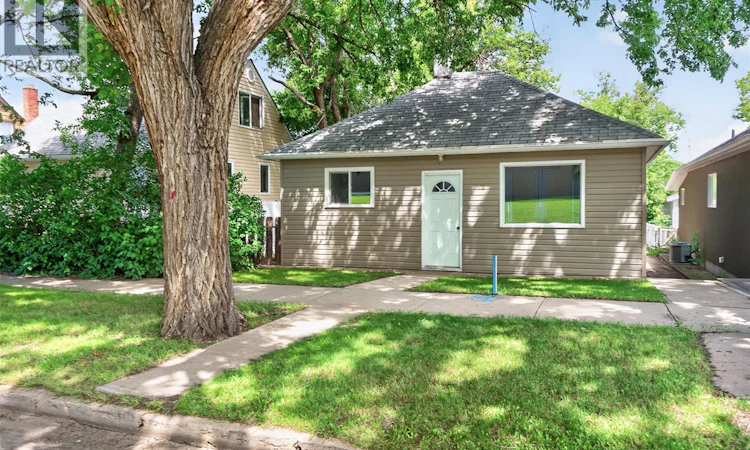 40 Iroquois Street E