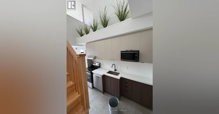 402-1000 Bathurst Street, Toronto, ON, M5R 3G7 - 3