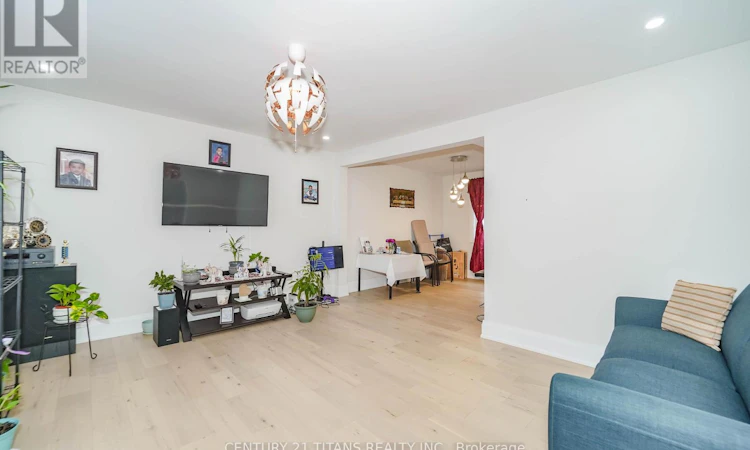 42 Pixley Crescent