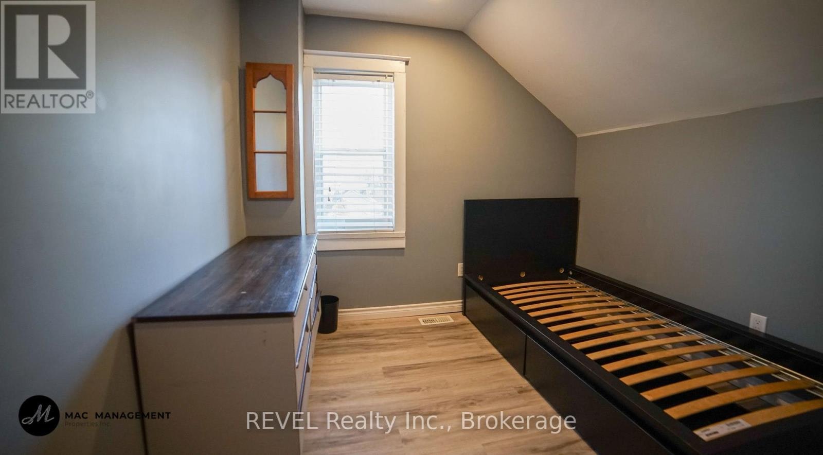 32 Edmund Street, St. Catharines, ON, L2R 2G2 - 9