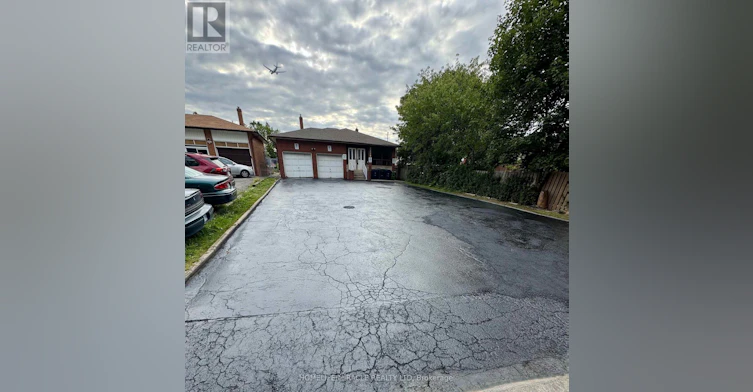 2114 Islington Avenue, Toronto, ON, M9P 3N9