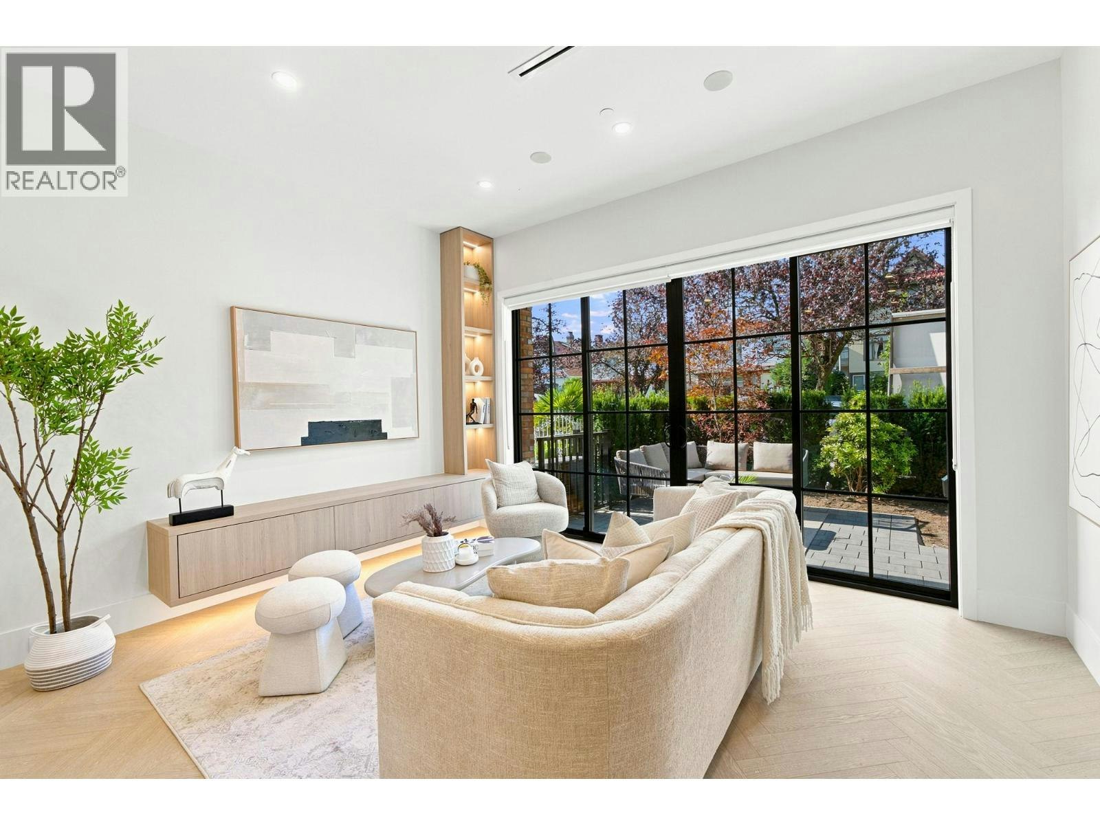 2-646 E 23rd Avenue, Vancouver, BC, V5V 1X8