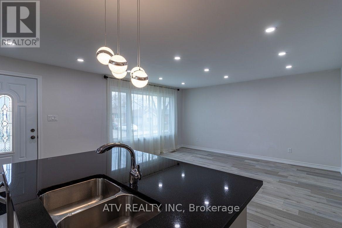 1064 Eastmount Avenue E, Mississauga, ON, L5E 1Z3 - 4