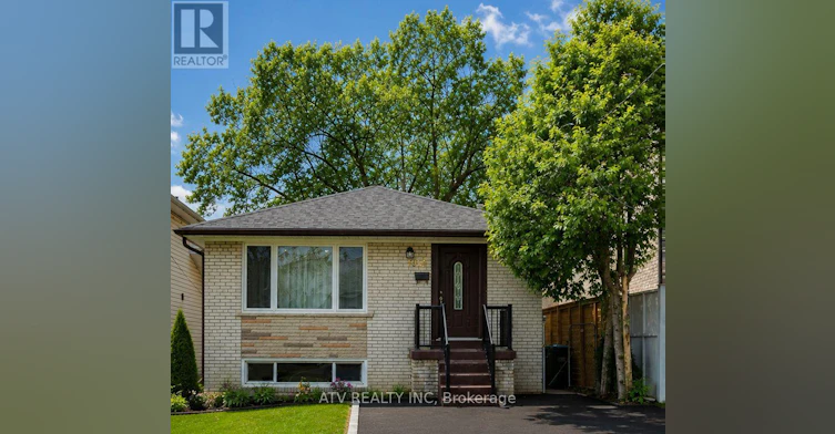 1064 Eastmount Avenue E, Mississauga, ON, L5E 1Z3
