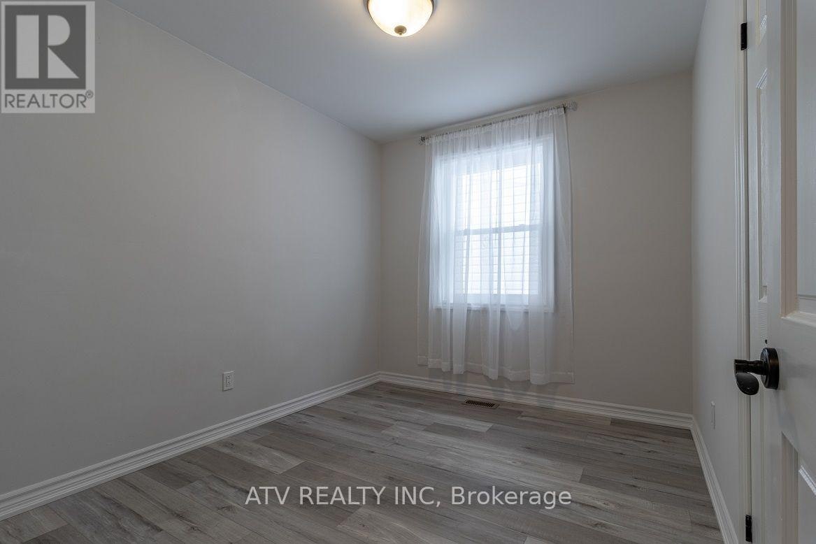 1064 Eastmount Avenue E, Mississauga, ON, L5E 1Z3 - 5
