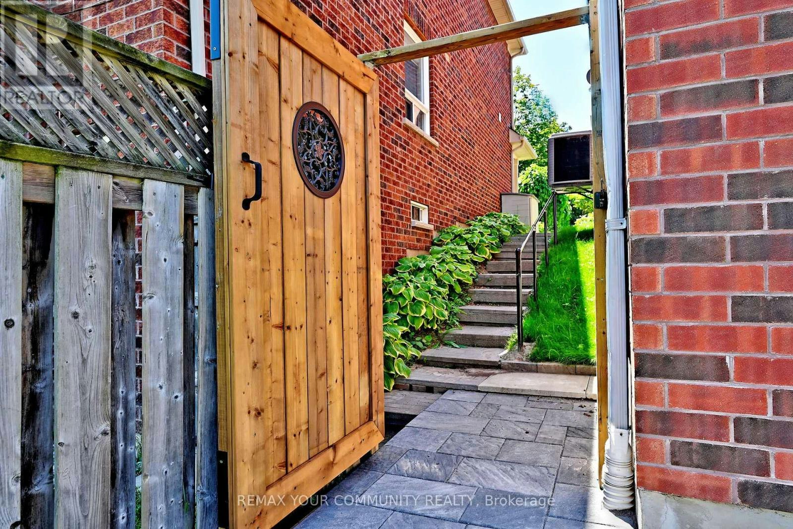 73 Laurendale Avenue, Georgina, ON, L4P 4G1 - 45