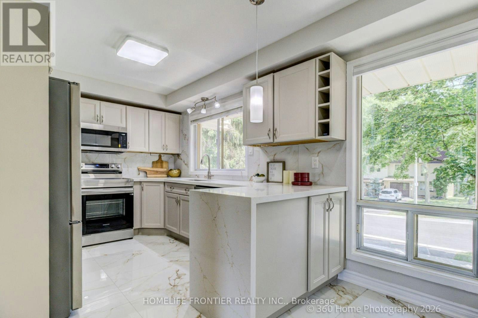 92 Poplar Crescent W, Aurora, ON, L4G 3L3