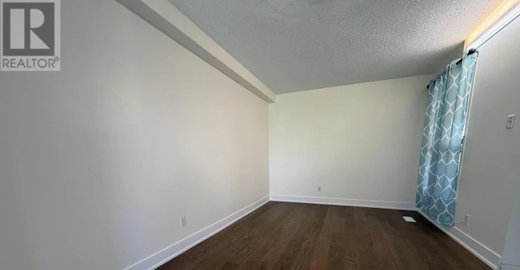 730 Queensbridge Drive, Mississauga, ON, L5C 3X2 - 5