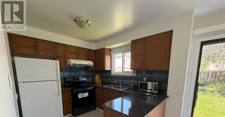 730 Queensbridge Drive, Mississauga, ON, L5C 3X2 - 10