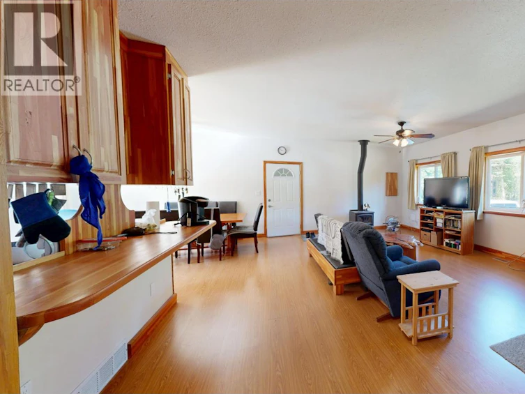 7636 King Road, 100 Mile House, BC, V0K 1X3 - 4