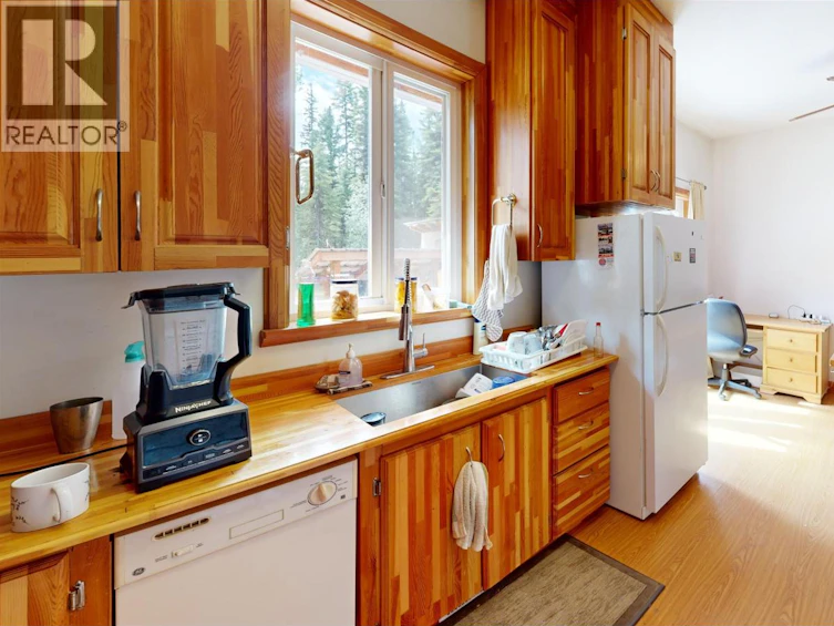 7636 King Road, 100 Mile House, BC, V0K 1X3 - 8
