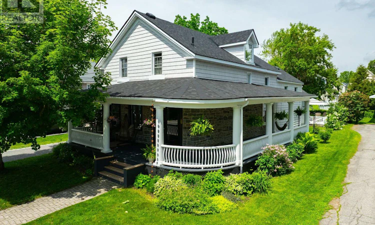 652 Henry Street W