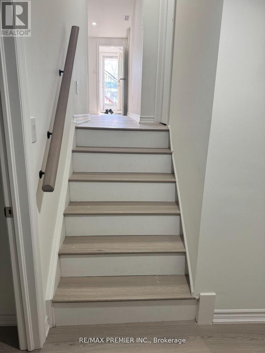 18 Madonna Gardens, Toronto, ON, M9L 2T4 - 8