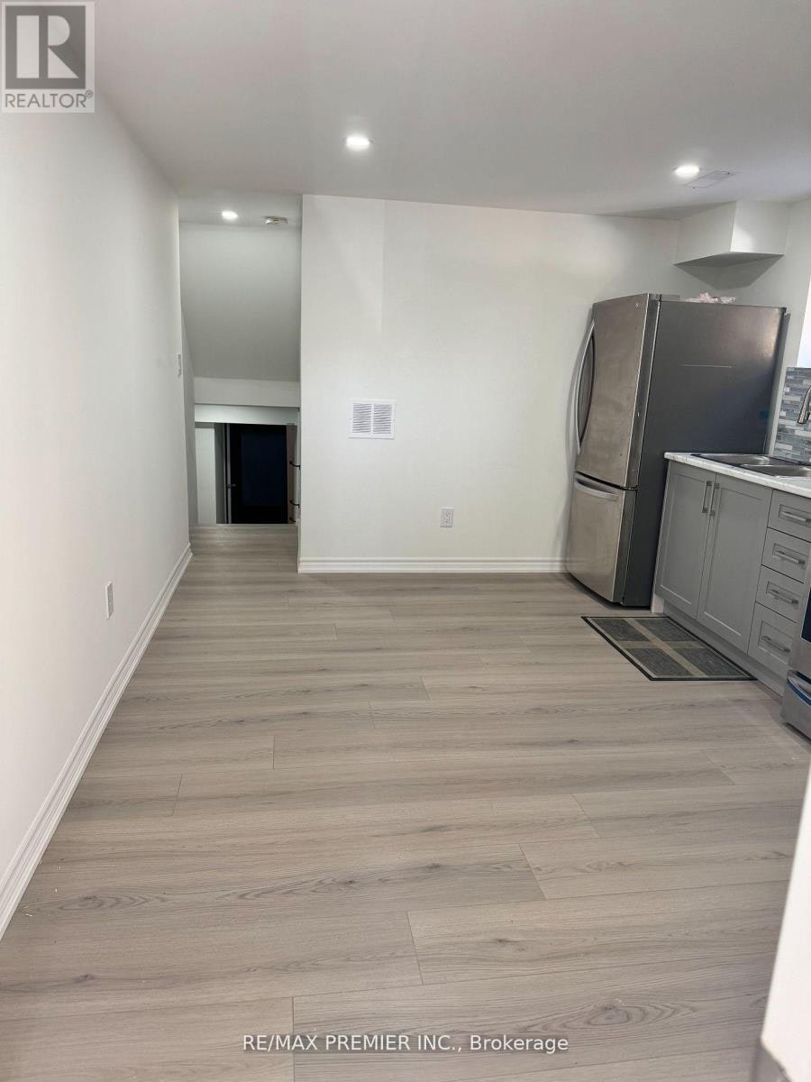18 Madonna Gardens, Toronto, ON, M9L 2T4 - 7