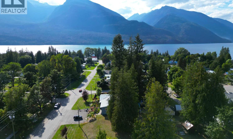 416 Slocan Avenue