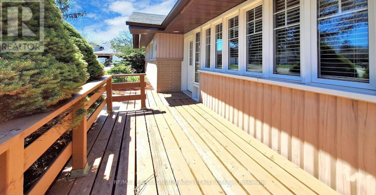 MAIN-49 Don Mor Drive, Newmarket, ON, L3Y 1G8 - 2