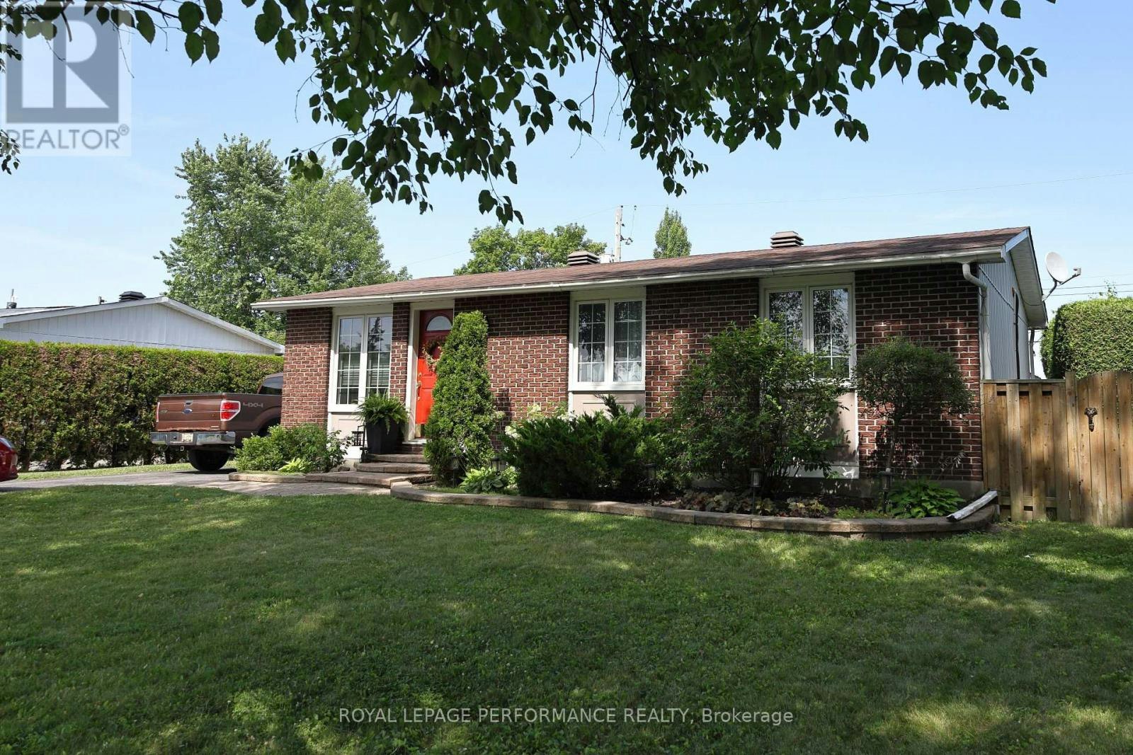 1497 Blackheath Street, Ottawa, ON, K1E 1K6